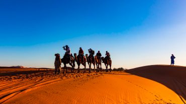 Viajes Marruecos – dromedarios cruzando lasViajes Marruecos - dunas del desierto, Experiencia Marruecos