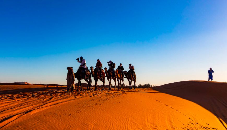 Viajes Marruecos – dromedarios cruzando lasViajes Marruecos - dunas del desierto, Experiencia Marruecos